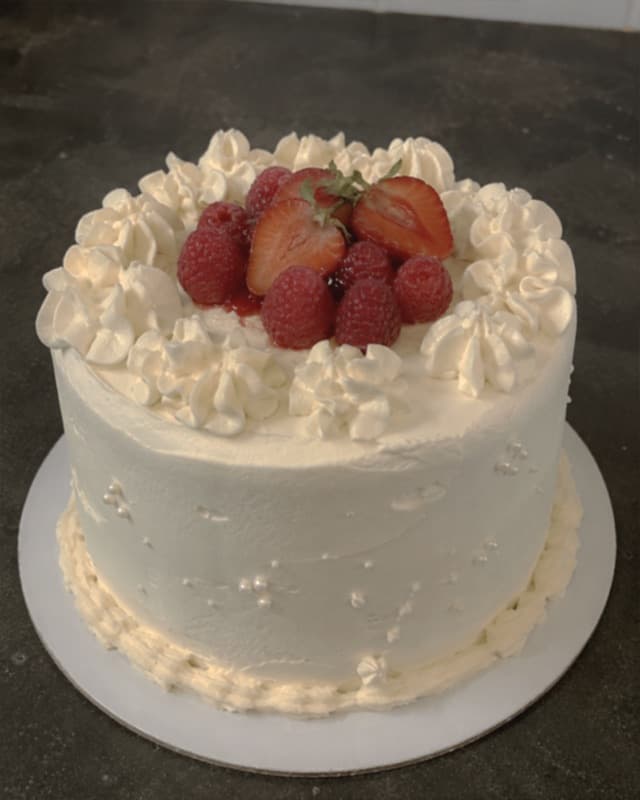 Illustrative cake 1 — before