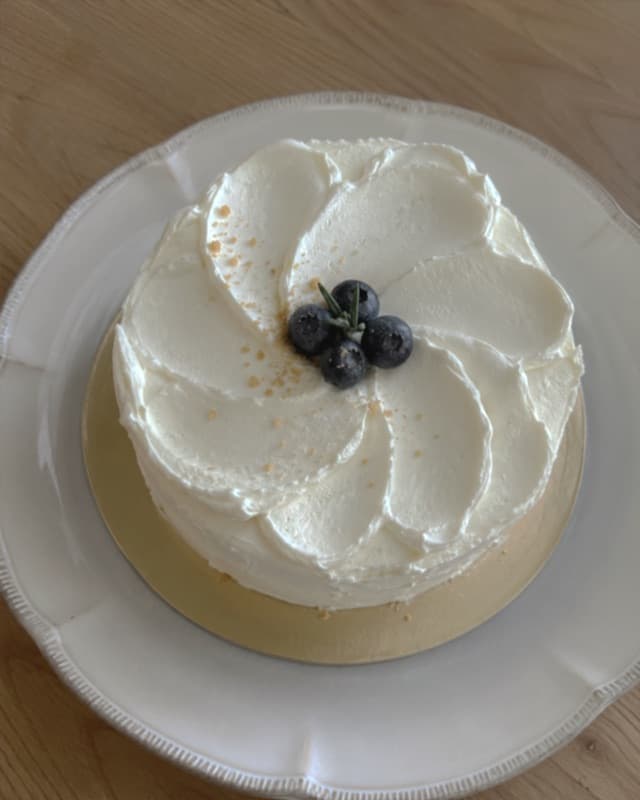 Illustrative cake 2 — before