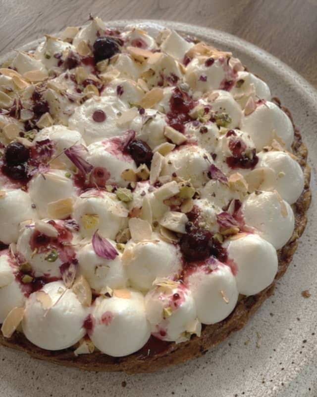 Illustrative cake 3 — before